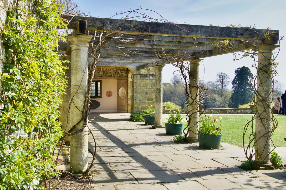 Beschattete Veranda mit Pergola als Beispiel für außenliegenden Sonnenschutz