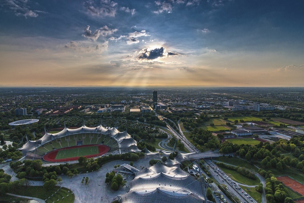 Luftbild des Münchner Olympiaparks im Abendlicht