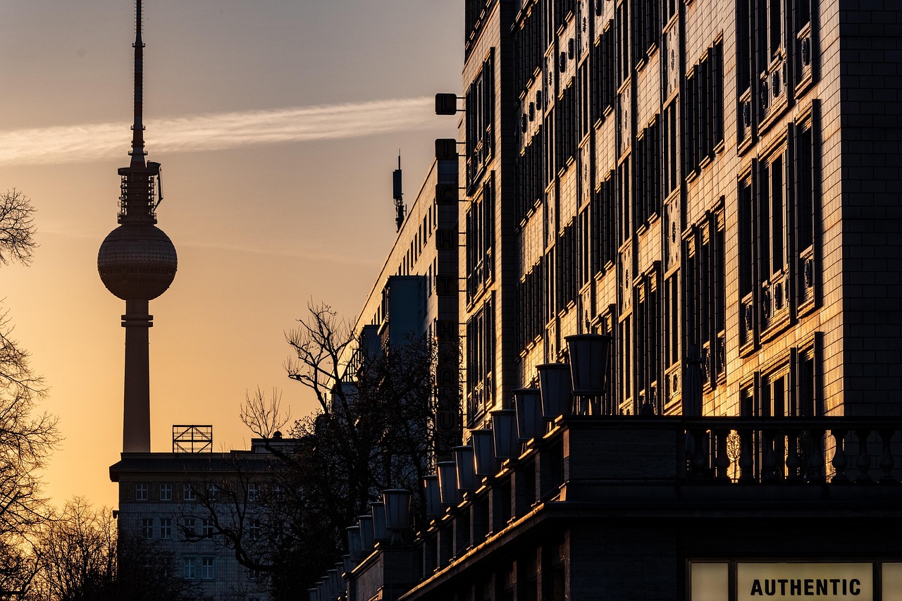 Wohnhäuser in Berlin im Abendlicht, im Hintergrund der Fernsehturm