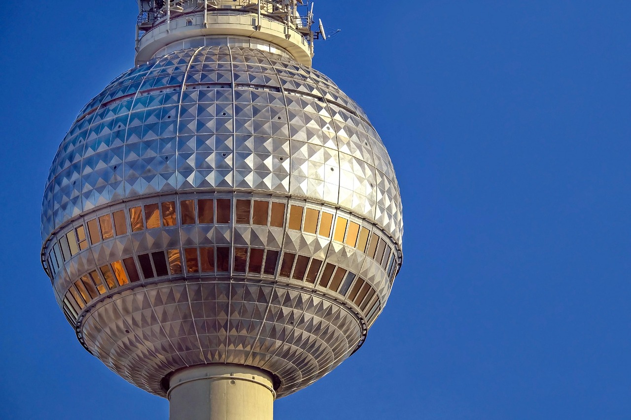 Berliner Fernsehturm vor blauem Himmel — der Kautionsfonds ist ein Vorschlag für Berlin