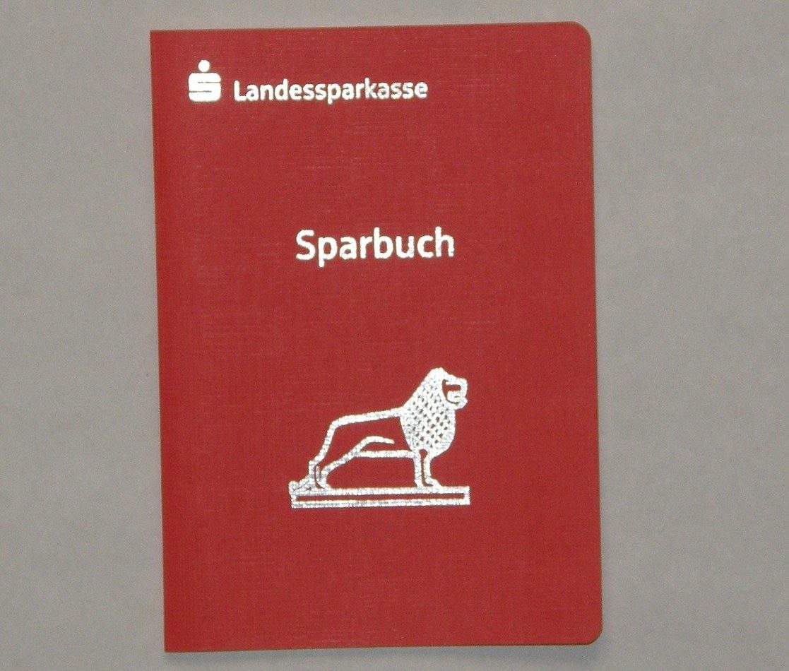 Rotes Sparbuch einer Landessparkasse auf grauem Untergrund