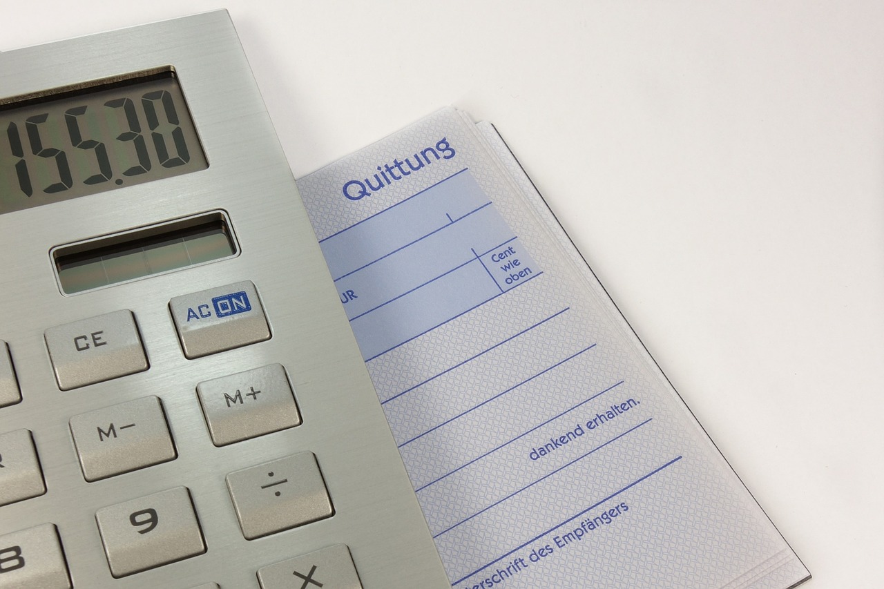 Taschenrechner neben einem Quittungsblock