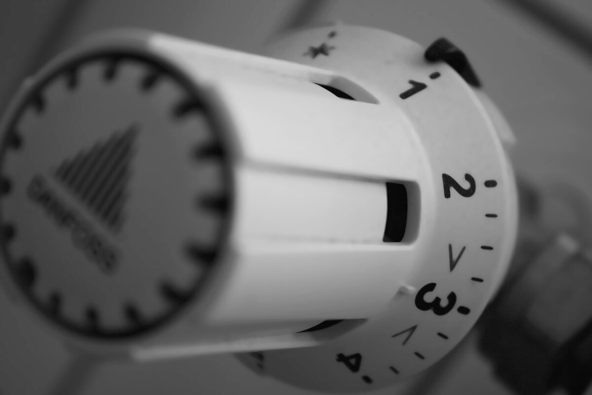 Nahaufnahme eines Heizkörperthermostats mit Skala – Heizen und Lüften gehören zusammen