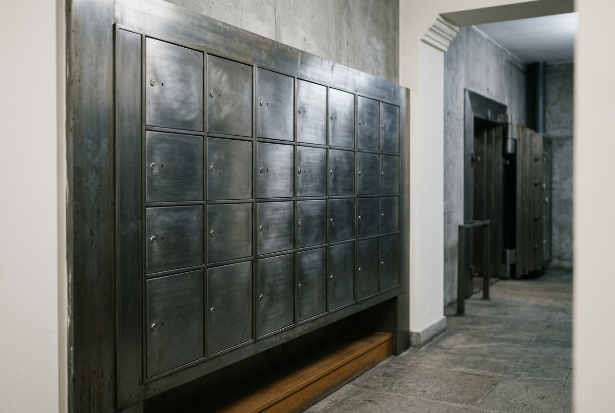Wand aus geschlossenen Metallschließfächern in einem Banktresorraum