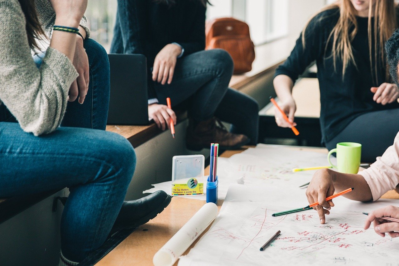 Studierende arbeiten gemeinsam an einem Tisch